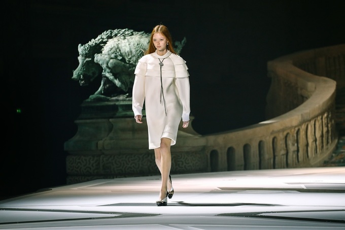 Louis Vuitton biến sân bảo tàng Louvre thành bãi đáp tàu vũ trụ